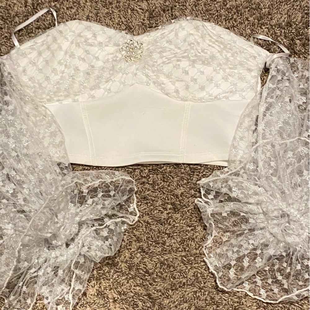 New White Crop Top blouse with puffy sleeves